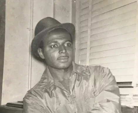 Artur Emídio Bem Jovem Em Foto De Viagem. Camisa Social E Chapéu.