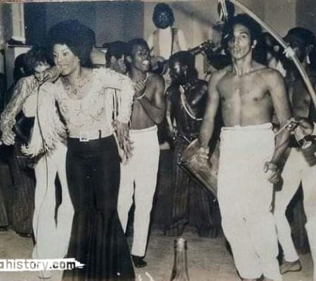 Mestre Dentinho, nos anos 1970, participa de apresentação com a cantora Elza Soares. Foto do acervo M. Alcino Auê.