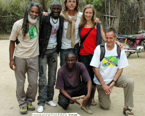 Equipe 2010: Cobra Mansa, Zito Pacheco, Richard Pakleppa, Christine Dettmann, Matthias Assuncão. Agachado no centro: Pinto Canivete, ajudante local em Ndombe Grande (Benguela)