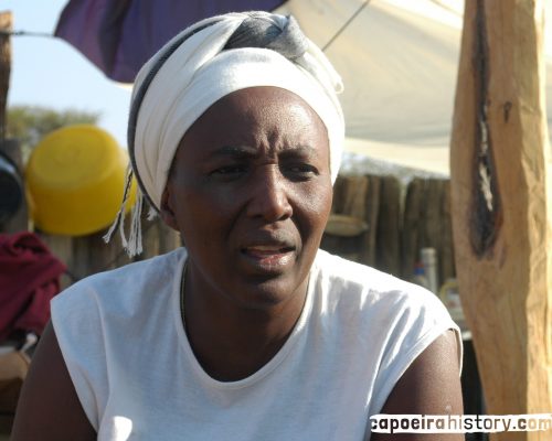 Angelina Lombe, intérprete, ajudante e coordenadora do grupo Engolo Mucope (2011)