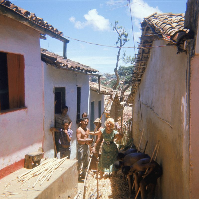 Helinä Rautavaara com Mestre Waldemar em Salvador, Bahia, Brasil, 1971.
Foto: Arquivo fotográfico do Museu Helinä Rautavaara
Licenciada sob CC BY-NC-SA 4.0 
https://creativecommons.org/licenses/by-nc-sa/4.0/