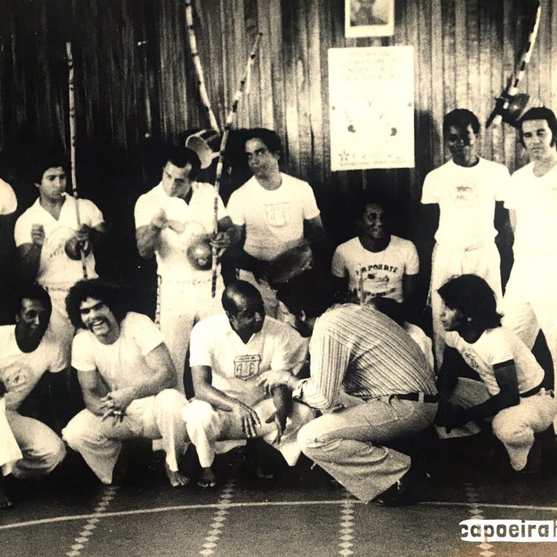 Batizado na Academia Artur Emídio, repleto de grandes nomes da capoeira. Acervo André Lacé.