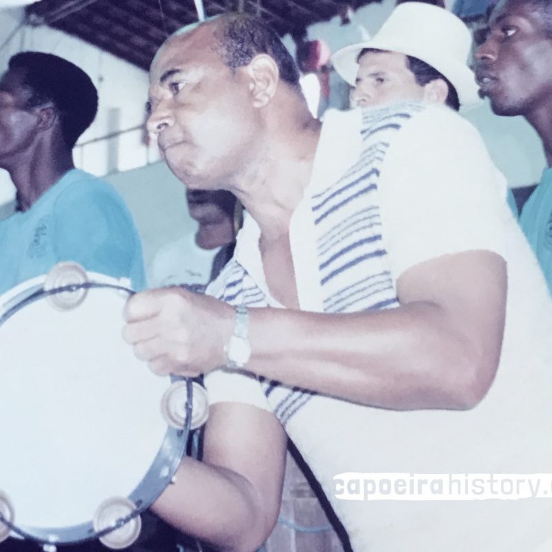 No detalhe, Artur Emídio toca pandeiro em evento da  Academia de Capoeira Ilha da Maré. 1993. Foto: Acervo M. André Lacé.