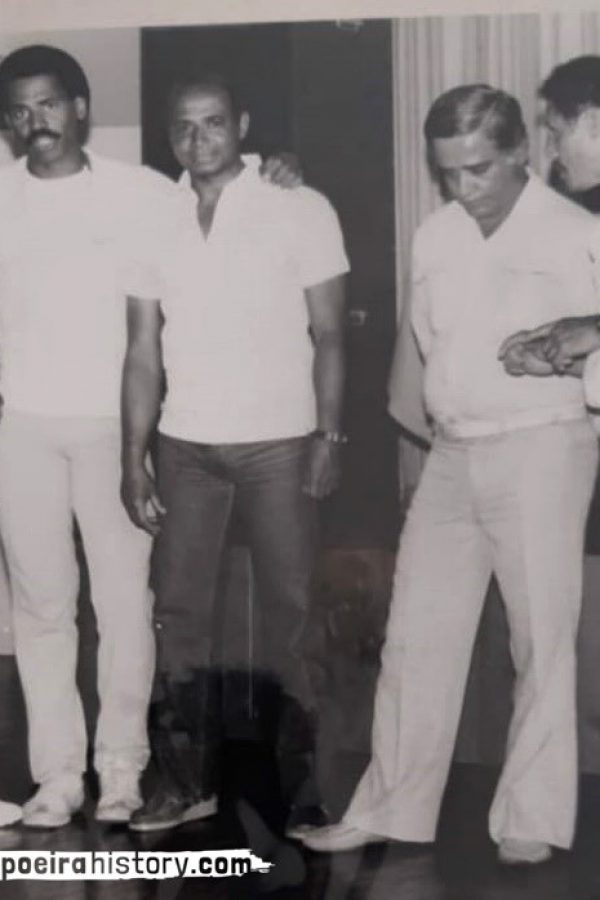 Mestres Índio (de óculos), Gilberto e Artur Emídio. Afastados, Djalma Bandeira convensa com  Zé Pedro.